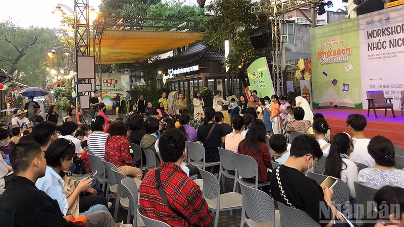 하노이 북스트리트에서 진행된 독자 참여 행사.