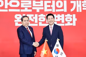 쩐 타인 먼 국회의장이 7일 장동혁 국민의힘 당대표와 악수를 나누고 있다. (사진: TTXVN)