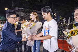 레 꾸옥 민 인민신문 편집장이 공연에 참여한 가수들에게 꽃다발을 전달하고 있다. (사진: THÀNH ĐẠT)