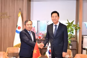 부 다이 탕 하노이시 인민위원회 위원장(왼쪽)이 7일 오세훈 서울시장과 악수를 나누고 있다. (사진: VNA)