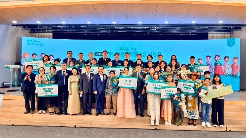 주최 측 대표들이 제18회 글로벌다문화가족상 시상식에 참석한 다문화가족들과 함께 기념촬영을 하고 있다. (사진: 주한베트남대사관)