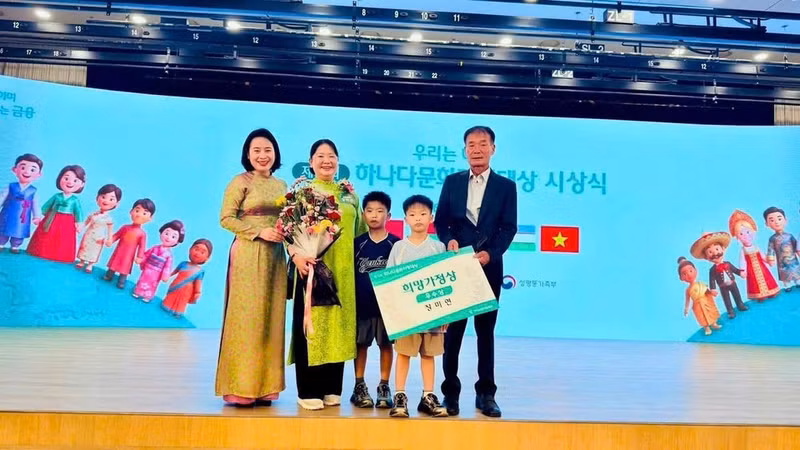 응우옌 티 타이 빈 참사관(맨 왼쪽)이 수상한 베트남-한국 다문화 가족과 기념촬영을 하고 있다. (사진: 주한베트남대사관 제공)