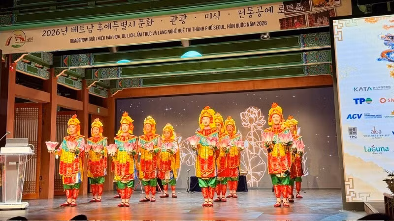 공연 프로그램 중 예술가들이 선보인 후에의 전통 예술 공연 모습.