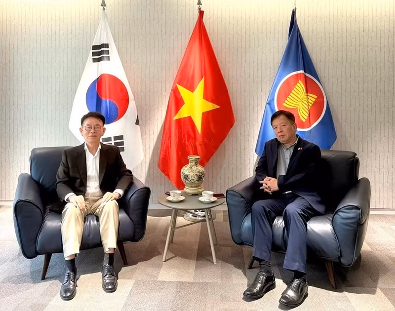 부 호 주한 베트남 대사 (오른쪽)가 민병철 선플재단 이사장과 면담하고 있다. (사진: 주한 베트남 대사관 제공)