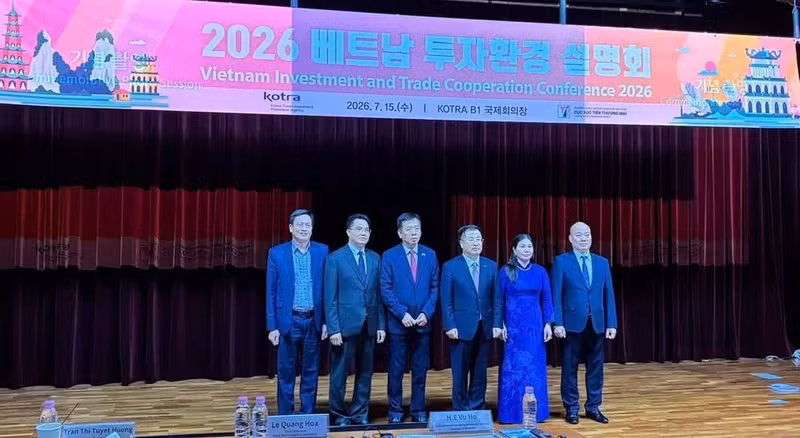 부 호 대사(왼쪽에서 세 번째)가 회의 주최 기관 대표들과 기념촬영을 하고 있다.