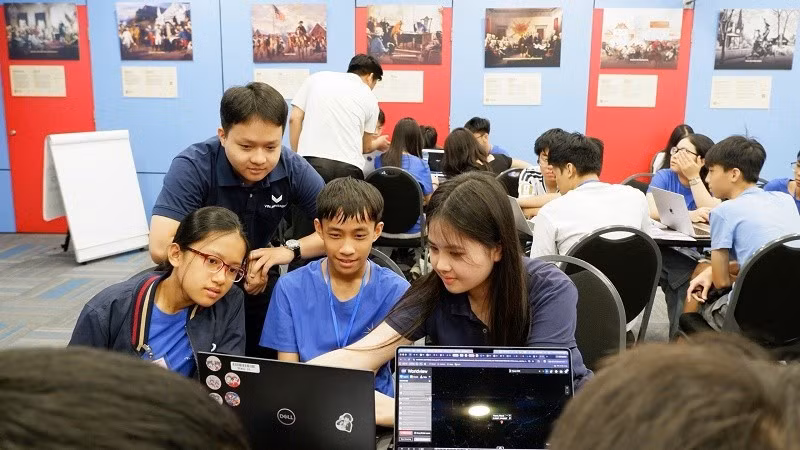 멘토의 안내에 따라 NASA 오픈 데이터를 활용·분석하는 학생들의 실습 모습.