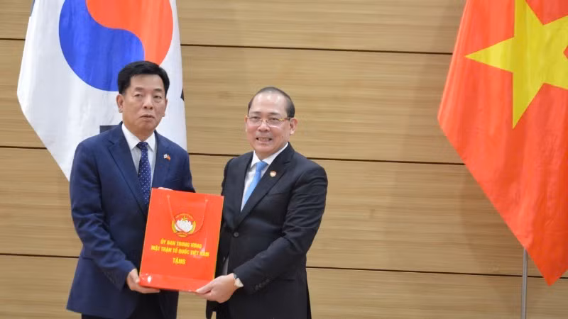 호앙 꽁 투이 베트남 조국전선 중앙위원회 부위원장이 부 호 주한 베트남 대사에게 기념품을 증정하고 있다.