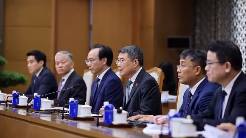 레민흥 총리와 일부 부처 및 기관 지도자들이 면담에 참석하고 있다. (사진: VGP/Nhật Bắc)