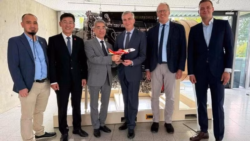 응우옌 닥 타인 대사와 비엣젯 항공 대표가 독일 연방항공청 지도부에 기념품을 전달하고 있다. (사진 제공: 주독일 베트남 대사관)
