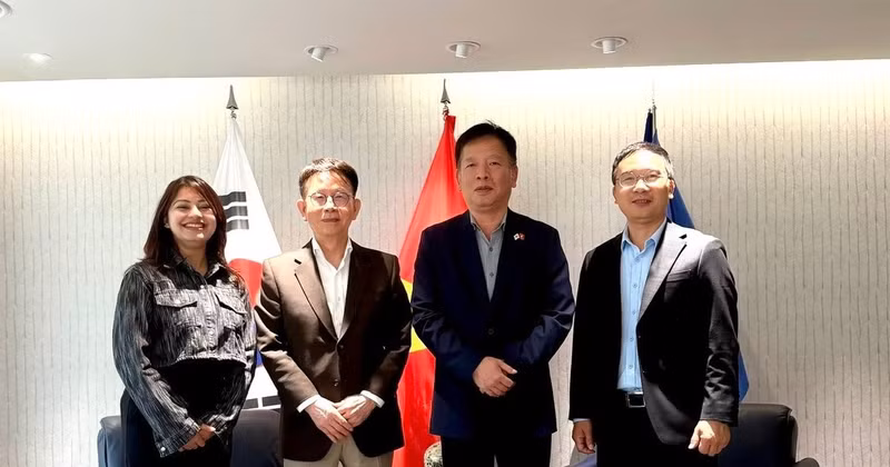 부 호 대사(오른쪽 두 번째)가 선플재단 관계자들과 기념 촬영을 하고 있다. (사진: 주한 베트남 대사관 제공)