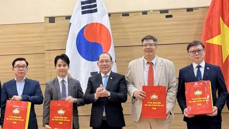호앙 꽁 투이 베트남 조국전선 중앙위원회 부주석이 베트남-한국 기업인투자협회 및 베트남-한국 전문가지식인협회 대표에게 선물을 전달하고 있다. (사진: VKBIA)