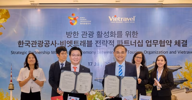 비엣트래블과 한국관광공사(KTO) 관계자들이 2026~2028년 관광 활성화를 위한 협력 양해각서(MOU)을 체결하고 기념촬영을 하고 있다.