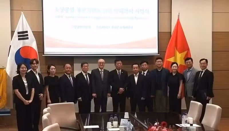 서명식에 참석한 대표단. (사진: 주한 베트남 대사관)