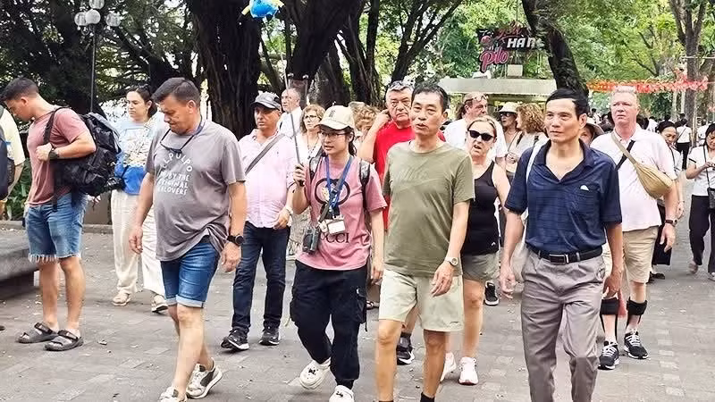 하노이 호안끼엠 호수를 찾은 관광객들. (사진: NGUYỆT ANH)