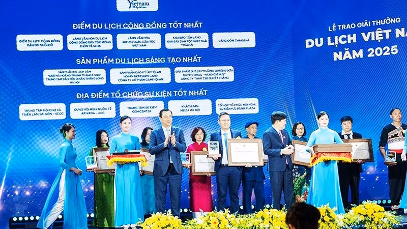 T20–Quyet Thang 회사는 ‘전설적인 쯩선 트레일 – 지휘 동굴’ 체험으로 창의적 관광 상품 부문에서 표창을 받았다.