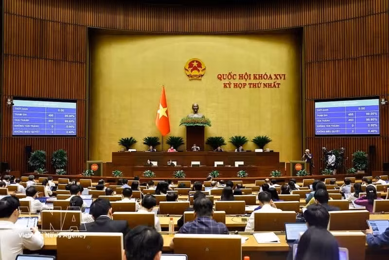 베트남 국회가 24일 2026~2030년 기간 동안의 국가 사회경제, 재정 및 공공 투자 전략을 담은 세 가지 주요 결의안을 채택하고 있다. (사진: VNA)