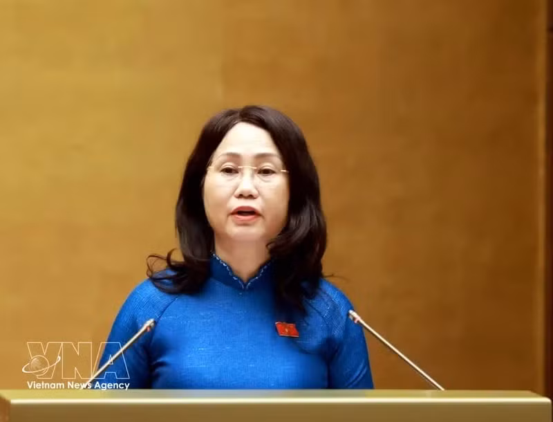 람 티 푸엉 타인 문화체육관광부 장관이 24일 총리 위임을 받아 하노이에서 열린 회의에서 베트남 문화 발전에 관한 국회 결의안에 대한 설명과 의견 수렴 및 수정 보고서를 발표하고 있다. (사진: VNA)
