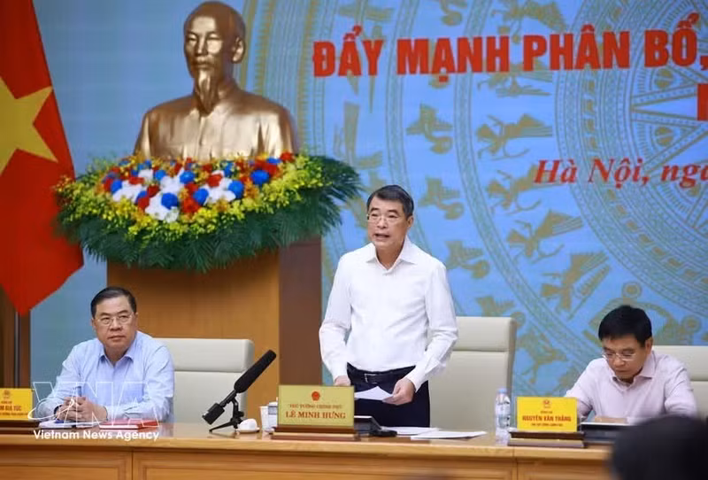 레 민 흥 총리(가운데)가 24일 2026년 공공투자 자본 배정 및 집행 가속화를 위한 전국 회의를 주재하고 있다. (사진: VNA)