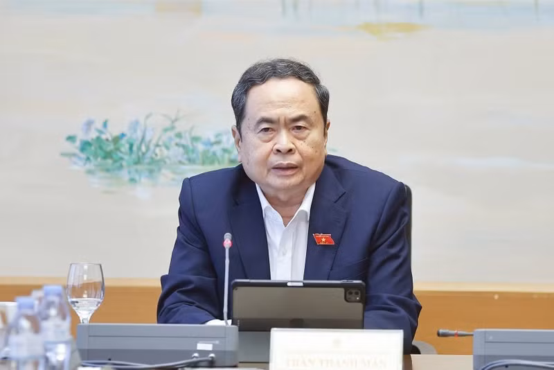 쩐탄만 국회의장이 2025년 10월 23일 열린 소그룹 토론회에서 발언하고 있다. (사진: VNA)