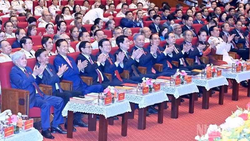  또 럼 서기장, 르엉 끄엉 국가 주석, 팜 민 찐 총리, 쩐 탄 만 국회의장 등 당과 국가의 지도자 및 전직 간부들이 인민공안 창설 80주년(1945년 8월 19일~2025년) 기념식에 참석했다. (사진: 당 코아)