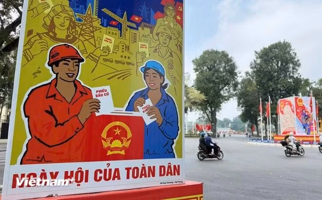 선거위원회는 투표일 13일 전까지 선거 자료와 투표용지를 투표팀에 배부한다. (사진: VNA)