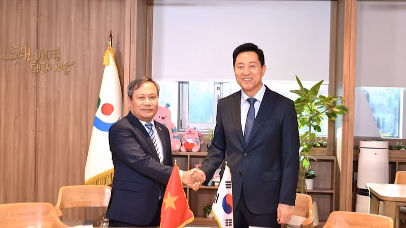 부 다이 탕 하노이시 인민위원회 위원장(왼쪽)이 7일 오세훈 서울시장과 악수를 나누고 있다. (사진: VNA)