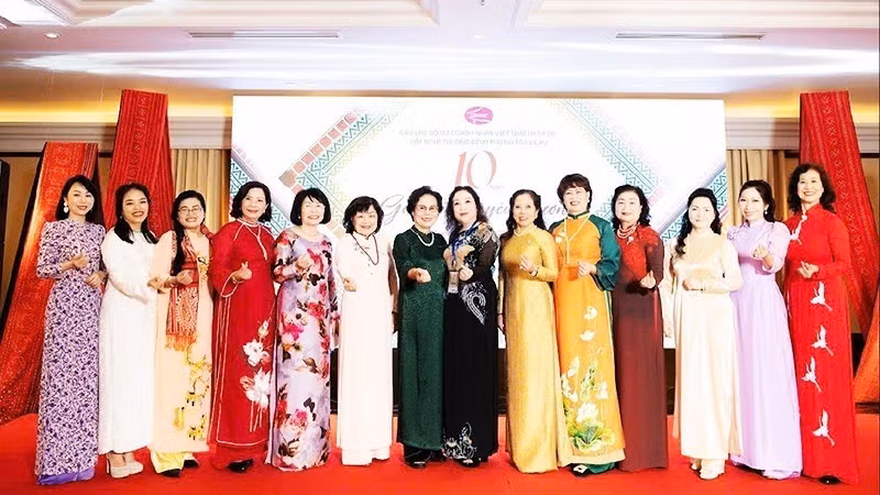 베트남 여성들이 경제에서 자신의 중요한 역할을 점점 더 확고히 하고 있다.