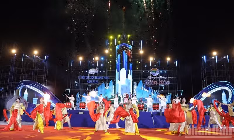 음악과 조명의 예술적 언어가 어우러진 예술 공연 ‘꽝응아이 – 바다와 섬의 교향곡’.