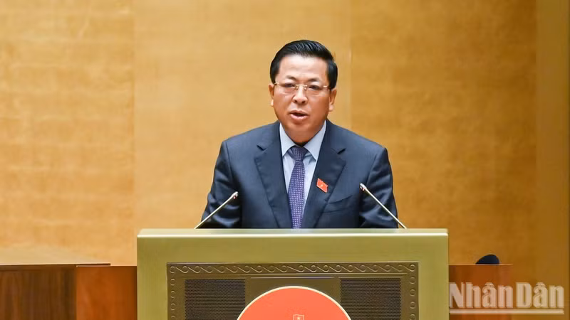 쩐홍민 건설부 장관이 국회 승인 표결에 앞서 설명 및 수정 보고서를 발표하고 있다. (사진: 두이 린)