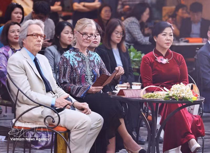 또 럼 공산당 서기장의 부인 응오 프엉 리 여사와 리치먼드 공작 찰스 헨리 고든-레녹스 내외가 24일 베트남 국립미술관에서 베트남 차와 특별 공연을 함께 즐기고 있다. (사진: VNA)