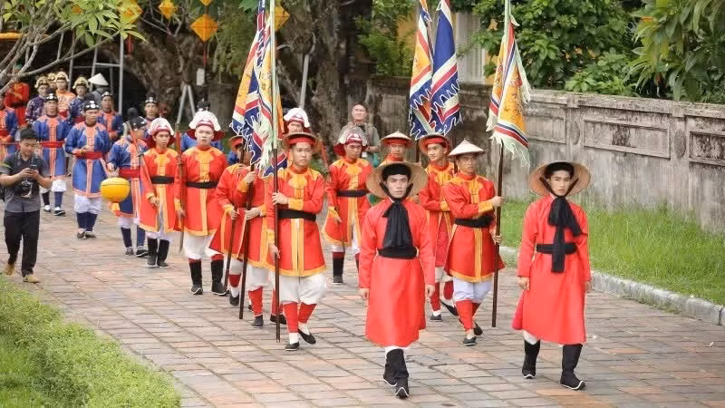 이번 축제의 하이라이트인 고대 베트남의 의상을 입은 행렬. (사진: HUU HAN)
