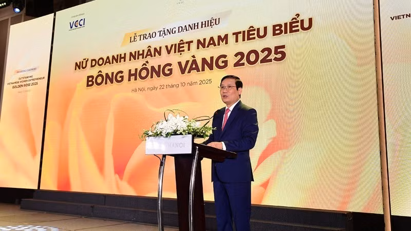 베트남 상공회의소(VCCI) 팜떤꽁 회장이 2025 여성 기업가 포럼에서 연설하고 있다.