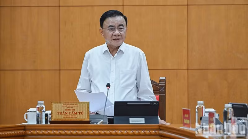 쩐 껌 뚜 정치국 위원 겸 상임서기가 회의에서 마무리 발언을 하고 있다. (사진: nhandan.vn)