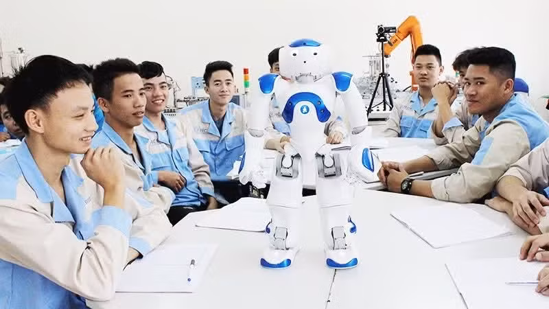 로봇공학, 자동화, 지능형 교통, 센서 및 관련 분야 실험실들에 대한 투자가 대규모로 이어지고 있다. (사진: 응우옌 남)
