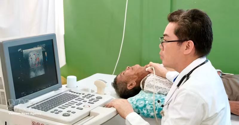 쩌레이-프놈펜 병원장인 톤 탄 짜 박사가 중증 환자를 직접 진찰하고 초음파 검사를 실시하고 있다. 이 환자는 이후 병원에서 무료 수술을 받기 위해 입원했다. (사진: VNA)