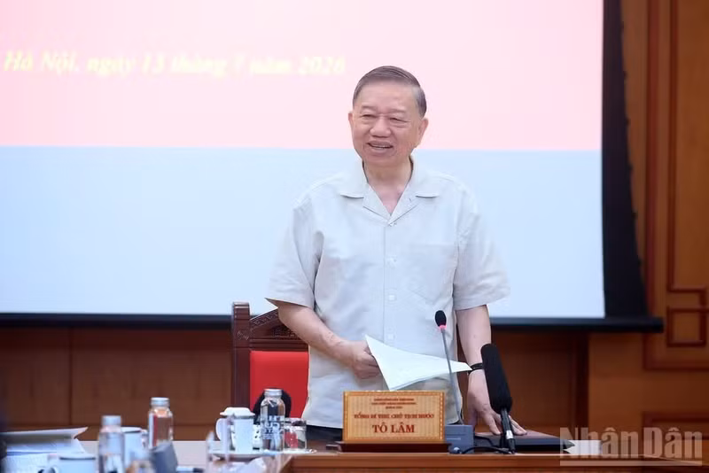 13일 하노이에서 열린 베트남 문화 발전을 위한 중앙지도위원회 제2차 회의에서 발언하는 또 럼 당 서기장 겸 국가주석. (사진: nhandan.vn)