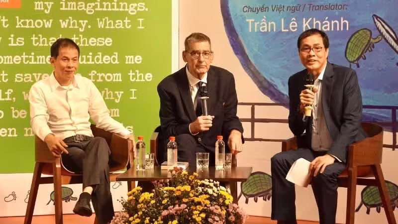 미국 시인 브루스 와이글(가운데), 번역가 쩐 레 칸(왼쪽), 그리고 시인 흐우 비엣이 2일 하노이에서 열린 도서 출간 및 예술 전시회에서 독자들과 대화를 나누고 있다. (사진: nhandan.vn)