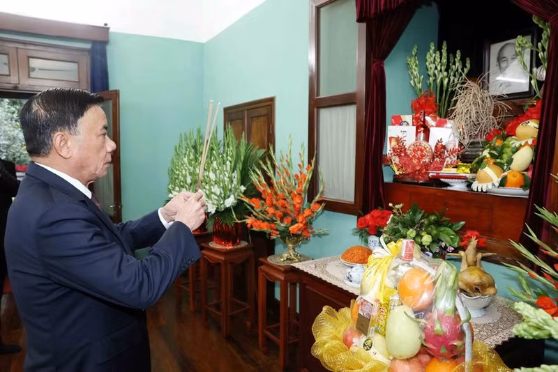 쩐껌뚜 당 중앙위원회 서기국 상임위원이 67호에서 호찌민 주석을 추모하며 분향하고 있다. (사진: 베트남통신사)