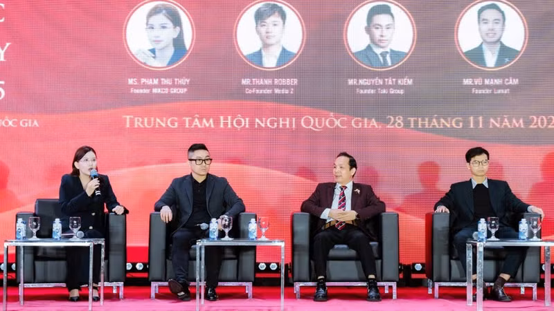 경제 전문가들이 2025년 국가 창업 포럼에서 논의하고 있다.
