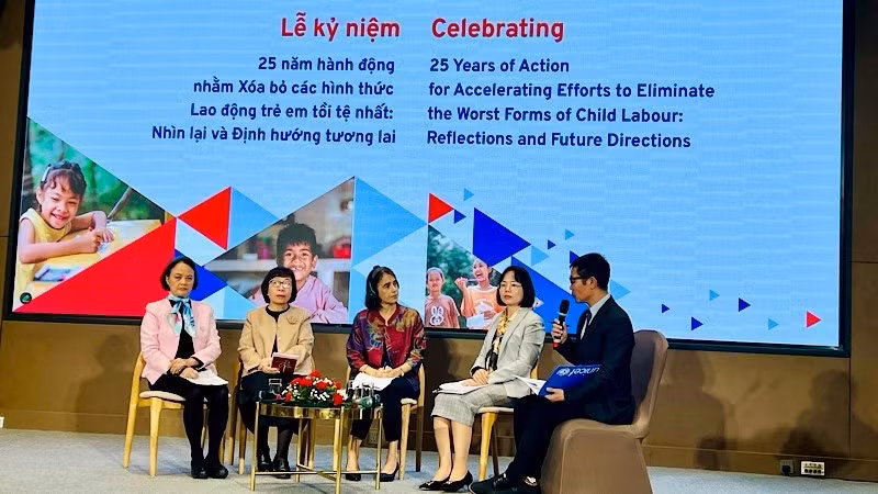 베트남의 ILO 협약 제182호 비준 25주년 기념식에서 토론에 참여한 대표단.