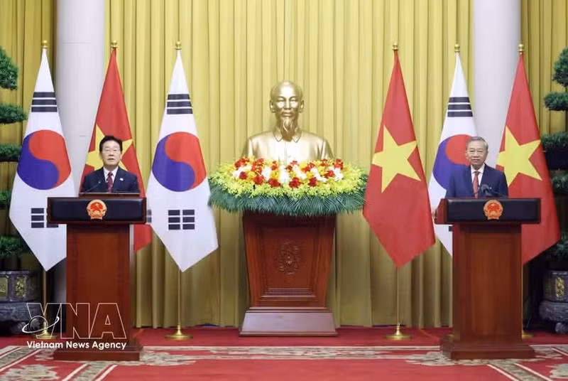 또 럼 베트남 공산당 중앙위원회 서기장 겸 국가주석과 이재명 대한민국 대통령이 공동 기자회견에서 포즈를 취하고 있다. (사진: VNA)