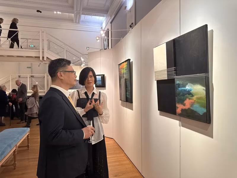 찐 득 하이 프랑스 주재 베트남 대사와 베트남계 프랑스 화가 리엔 팜이 전시회에서 포즈를 취하고 있다. (사진: VNA)