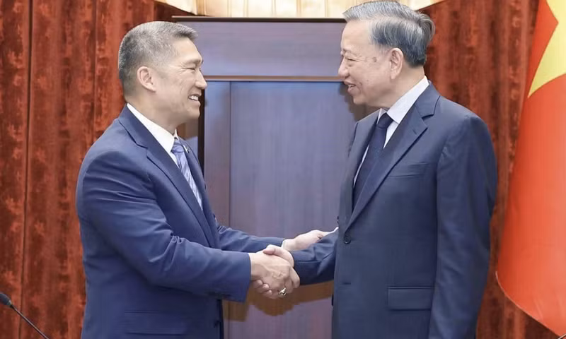 또 럼 베트남 당 서기장 겸 국가주석(오른쪽)이 22일 하노이에서 훙 까오 미국 해군 장관 대행과 악수를 나누고 있다. (사진: VNA)