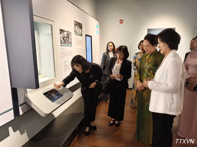 응우옌 티 타인 응아 여사가 한국 국회박물관에서 전시 기술에 대한 설명을 듣고 있다. (사진: VNA)