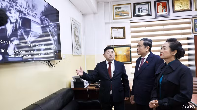 쩐 타인 먼 국회의장 내외가 학교 역사관에서 호찌민 주석 관련 자료에 대한 설명을 듣고 있다. (사진: VNA)