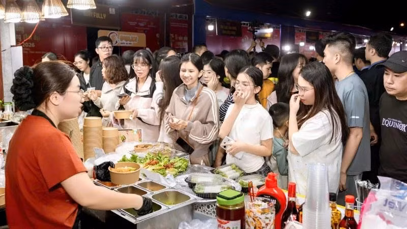3일간 진행된 행사 기간 동안 체험 공간과 공예 시연을 찾은 수많은 방문객들. 이 행사에는 수만명이 몰린 것으로 알려졌다.