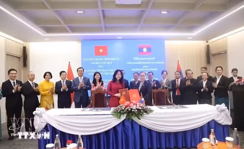베트남 문화체육관광부 람 티 프엉 탄 장관과 라오스 문화관광부 쑤온사반 비냐켓 장관이 2026~2030년 문화 및 관광 협력 계획에 서명한 문서를 교환하고 있다. (사진: VNA)