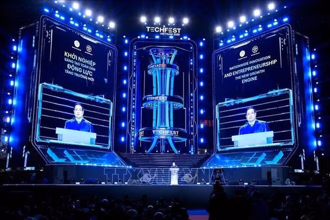 팜 민 찐(Pham Minh Chinh) 총리가 12월 13일 저녁 하노이에서 열린 TechFest Vietnam 2025 개막식에서 연설하고 있다. 사진: VNA