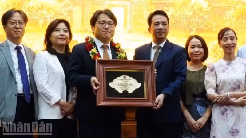 '후에시 명예시민' 칭호 수여식에 참석한 강봉준씨.(왼쪽, 검은색 셔츠 착용)