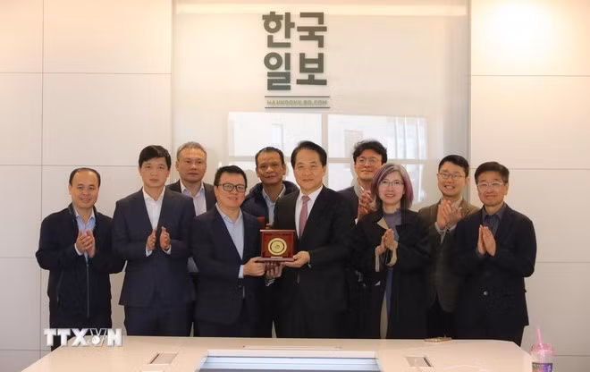 베트남기자협회와 한국일보 대표단이 단체 사진을 촬영하고 있다. (사진: VNA)